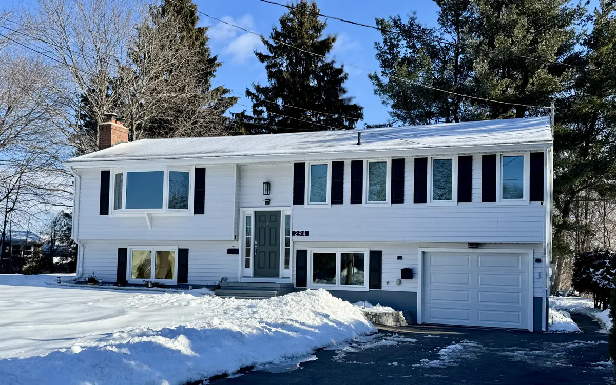 Okna casement 700 series windows and bay window installed in raised ranch home_connecticut Seven Sun CT