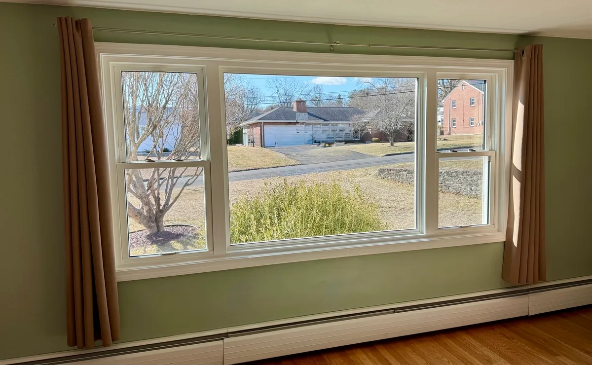 Dining room window - 3-lite-picture double-hung window - Okna - Wethersfield CT