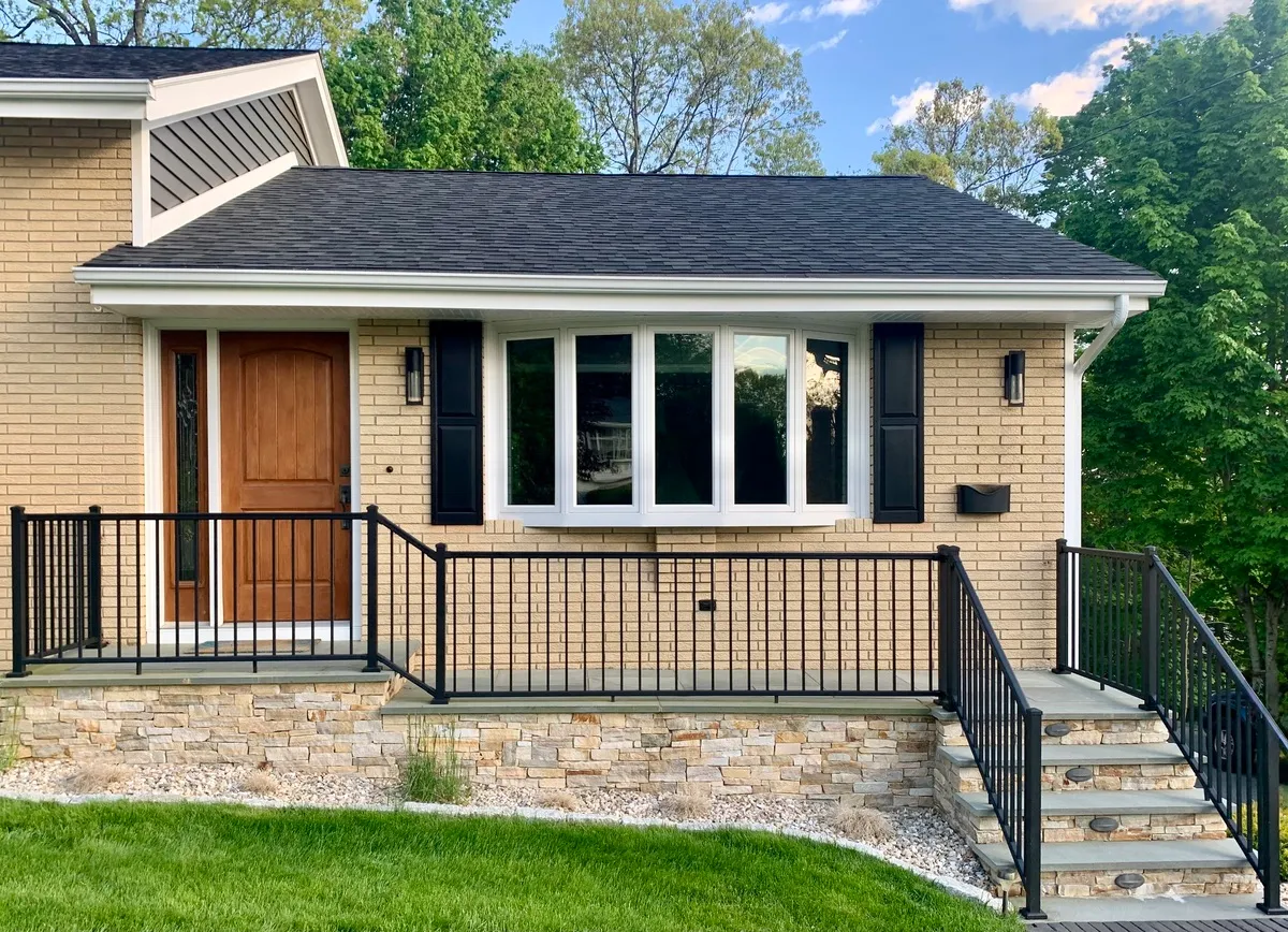 Living room window - 5-lite bow- window, exterior - Okna - New Britain CT