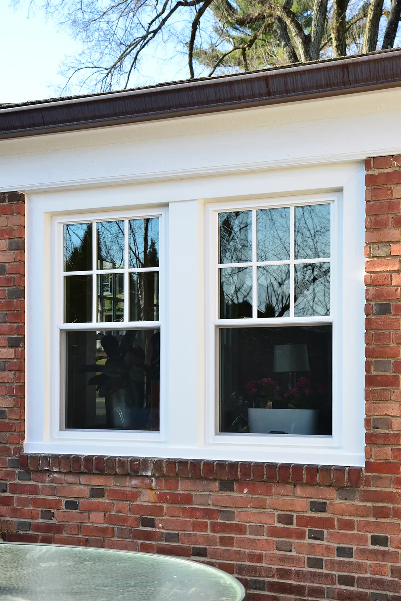 Living room window - double-hung window, top colonial-grids, exterior - Okna - West Hartford CT